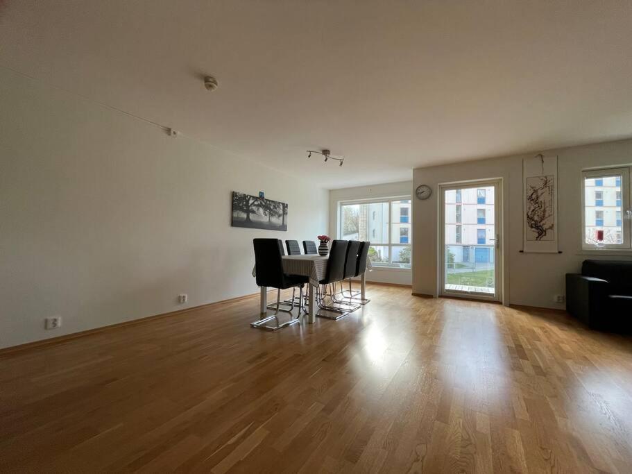 3 Sleeping Rooms For 82M2 Which Direct Traffic To Airport And City Center Bergen Exterior photo